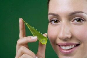 Aloe juice for rejuvenating the skin around the eyes