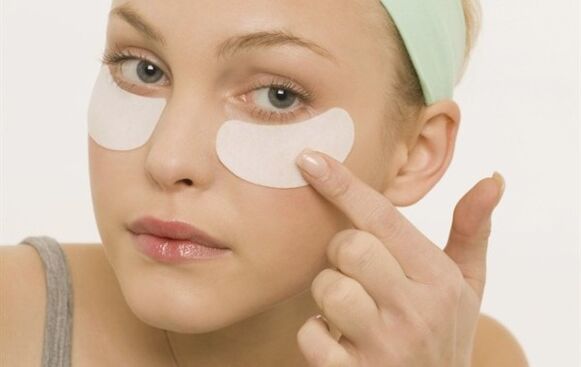 Rejuvenation of the skin around the eyes with plasters