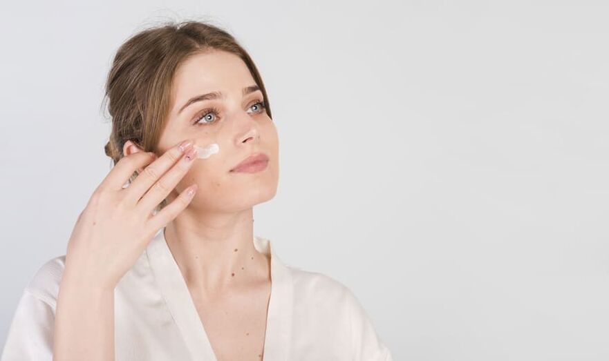 Procedure for applying cream to the skin of the face