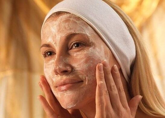 A face mask with pomegranate seed oil in the composition makes wrinkles less noticeable
