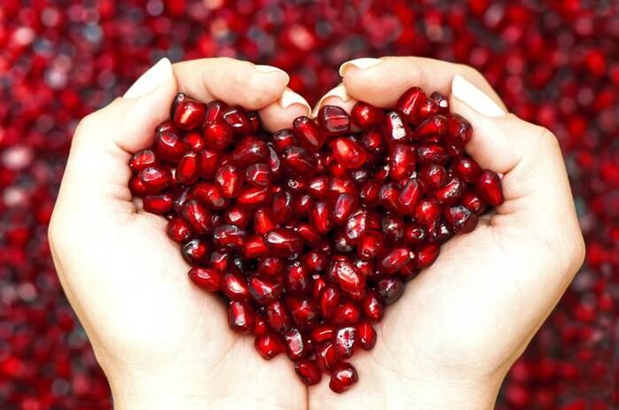 The oil obtained from pomegranate seeds restores the elasticity of the facial skin and protects against UV radiation. 